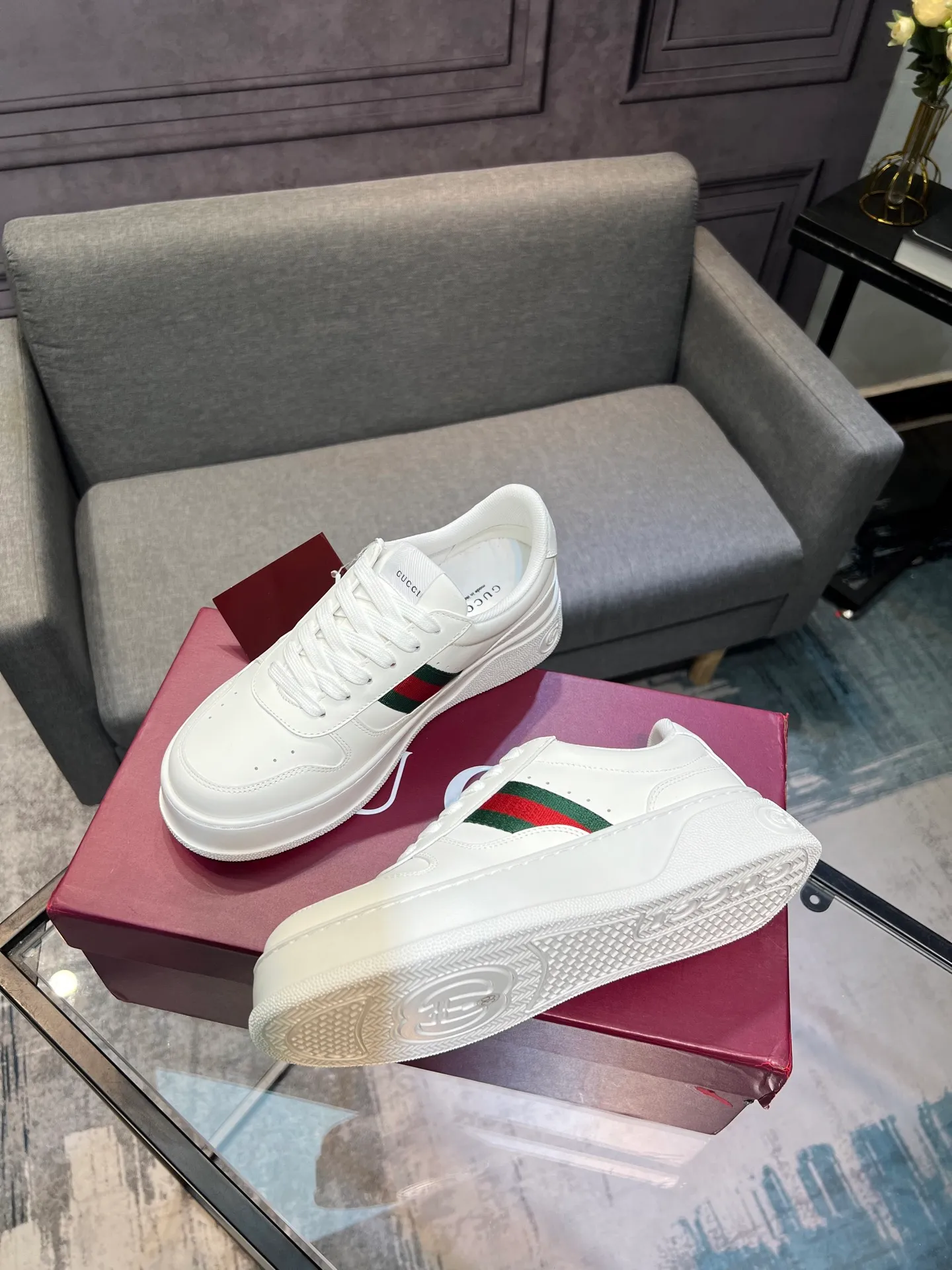 Men's men's shoes💰640 Gucci counter's latest couple's biscuit shoes‼ ️ 👑Purchasing agent level Gucci’s latest IP lightweight thick-soled white shoes can be put on your feet in seconds**4CM! ! Simple, easy to match and full of retro charm ~ the latest anti-counterfeiting cloth label on the tongue. And with electronic chip anti-counterfeiting.   The upper is made of imported environmentally friendly water-dyed calfskin, with a +1:1 fly-woven mesh surface to absorb sweat and an inner lining! Fly-knitted leather molded latex insole. Original IP lightweight outsole, one-piece injection molding, super comfortable and elastic, size: female 35-40 (female 41 customized) male 39-44 (male 38.45 46 customized)